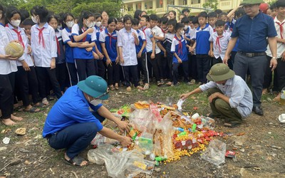 Nghệ An: Tiêu hủy quà ăn vặt độc hại, thực phẩm bẩn trước cổng trường