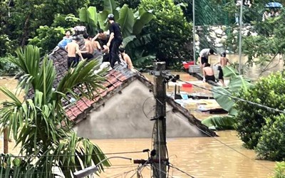 Không kịp thoát khỏi nước lũ, 40 học sinh phá nóc nhà kêu cứu