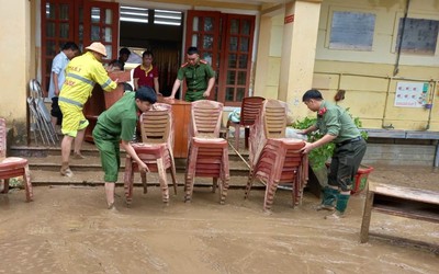 Nghệ An: Chiến sĩ công an dầm mưa, lội bùn khắc phục hậu quả lũ lụt