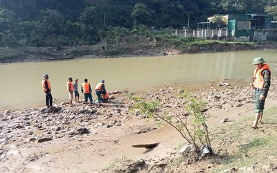 Nghệ An: Hai mẹ con lội qua sông lúc thủy điện xả lũ, người mẹ bị nước cuốn tử vong