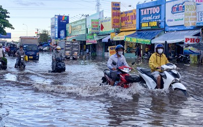 Đồng Nai: Nhiều tuyến đường ngập sâu sau cơn mưa chiều