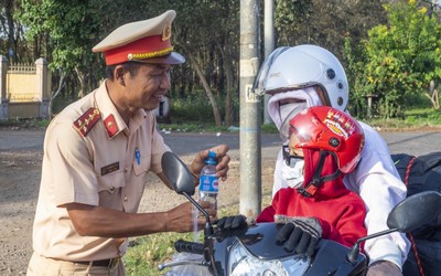 Đồng Nai: CSGT tặng mũ bảo hiểm, khăn lạnh, nước suối,cho người dân trên đường về quê đón Tết