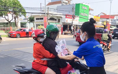 Những chai nước suối nghĩa tình