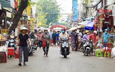 Bình Thuận: Dòng người tấp nập đi chợ Tết ngày cuối năm