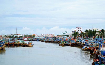 Bình Thuận: Chìm tàu, 12 ngư dân rơi xuống biển, 4 người mất tích