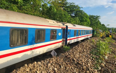 Bình Thuận: Tàu hoả bị trật bánh tuyến đường sắt Bắc - Nam tạm dừng