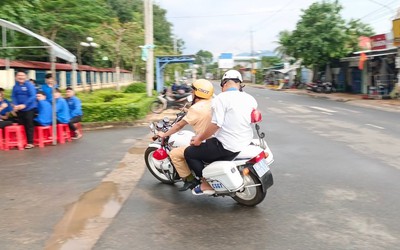 Bình Thuận: Thí sinh ngủ quên, cảnh sát giao thông chở đến điểm thi