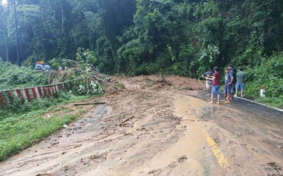 Bình Thuận: Sạt lở, đất đá đổ xuống, chắn ngang đường đèo Đa Mi