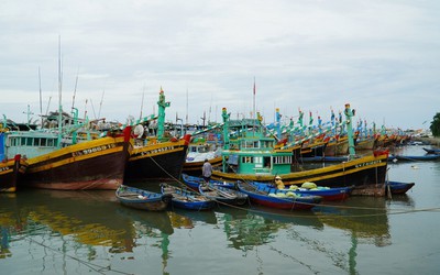 Sóng đánh chìm xuồng, 4 người rơi xuống biển, 1 người mất tích