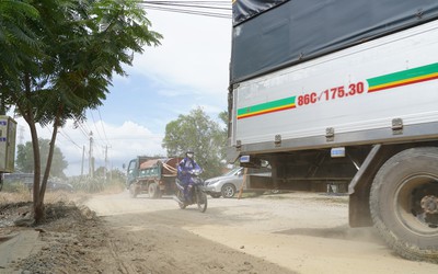 Nhiều tuyến đường dân sinh thuộc cao tốc Phan Thiết - Dầu Giây hư hỏng nặng