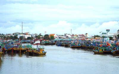 Bình Thuận: Cứu vớt an toàn các thuyền viên tàu cá bị chìm trên biển