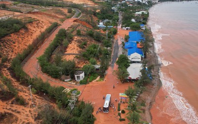 Bình Thuận: Lũ cát tràn xuống đường, vào nhà dân, giao thông gặp khó