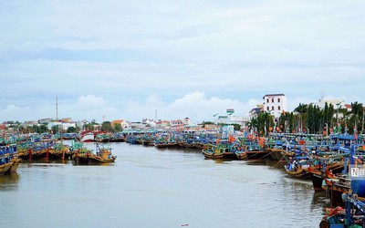 Bình Thuận: Tích cực tìm kiếm thuyền trưởng một tàu cá rơi xuống biển