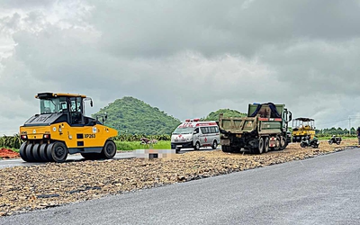 Đang thi công thảm nhựa đường, một công nhân bị xe cán tử vong