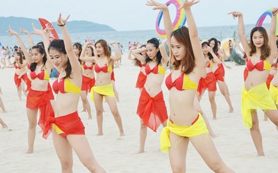 Đà Nẵng: 150 người đẹp mặc bikini nhảy flashmob trên bãi biển