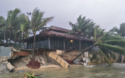 Cận cảnh bờ biển TP. Đà Nẵng bị "xé toạc" sau cơn mưa gây ngập lịch sử