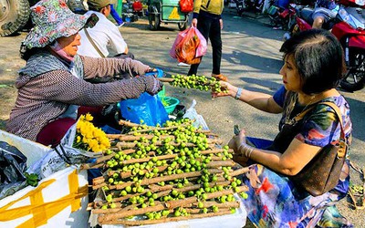 Chợ Tết chiều cuối năm: Người Đà Nẵng đua nhau đi mua sung túc