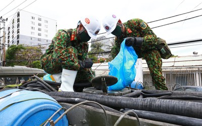 Đà Nẵng: Cận cảnh Binh chủng hoá học phun khử khuẩn toàn quận Sơn Trà