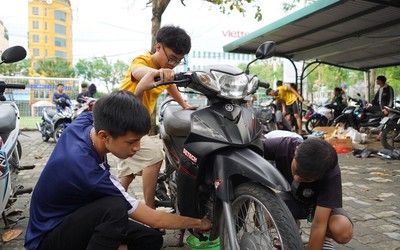 Tp.Đà Nẵng: Nhóm thợ ăn cơm hộp, ngủ nhà nghỉ sửa chữa xe miễn phí cho dân vùng ngập