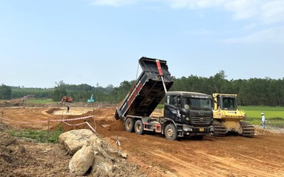 Quảng Ngãi: Vận chuyển đất, đá quá tải gây mất an toàn giao thông