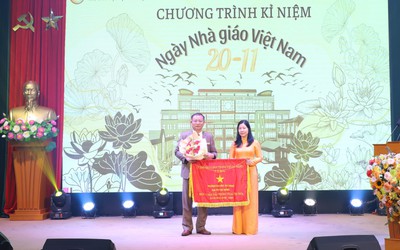 Đà Nẵng: Trường ĐH Sư phạm nhận cờ đơn vị dẫn đầu phong trào thi đua