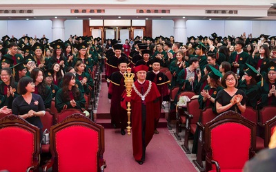 Yêu cầu trường Đại học Kinh tế báo cáo về trang phục tại lễ trao bằng tốt nghiệp