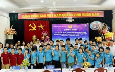 Sở GD&ĐT Hà Nội tặng quà cho các em học sinh nhân dịp Tết Trung Thu