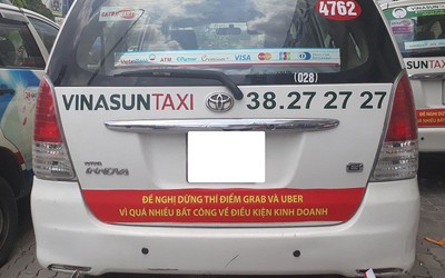 Taxi “đại chiến”: Trách nhiệm thuộc về ai?