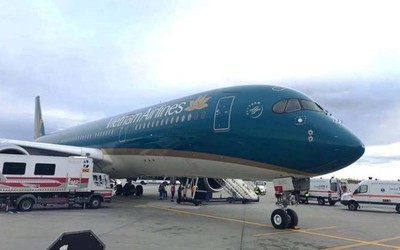 Máy bay Vietnam Airlines hạ cánh khẩn để cấp cứu khách bị co giật