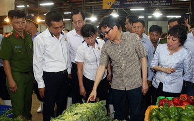 Phó Thủ tướng Vũ Đức Đam thị sát chợ đầu mối ở thành phố Hồ Chí Minh