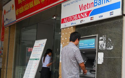 Dừng tăng phí rút tiền nội mạng ATM