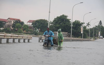 Thuỷ điện Hoà Bình xả lũ, ngoại thành Hà Nội ngập thành sông