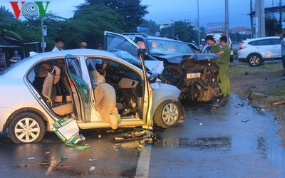 Bà Rịa-Vũng Tàu: Hai ô tô đâm nhau, 8 người thương vong