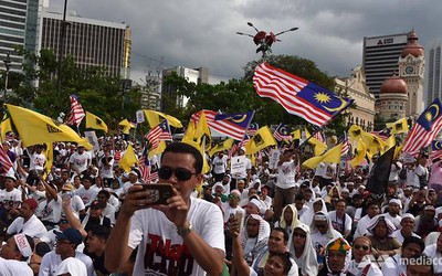 Biểu tình lớn ở trung tâm Kuala Lumpur, cảnh báo cho cổ động viên Việt Nam