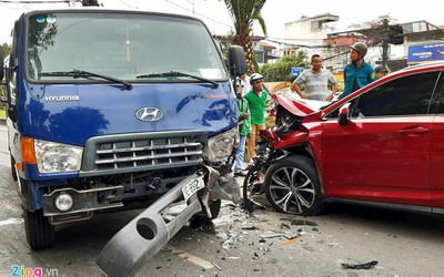 Đi vào làn xe buýt, Lexus và xe bồn tông nhau nát đầu ở đường Yên Phụ