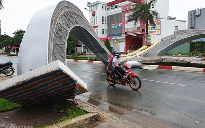 Gió lớn quật đổ hai cổng hoa cao 7m tại Vũng Tàu