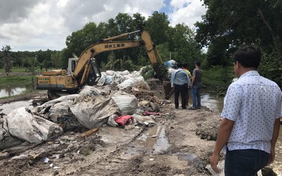 Tây Ninh: Bắt quả tang đối tượng chôn lượng lớn rác thải y tế dưới suối