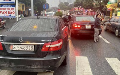 Công an Hà Nội vào cuộc xác minh 2 xe Mercedes Benz trùng biển số