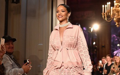 Ca sĩ Rihanna trở thành tỷ phú USD: Hành trình đáng ngưỡng mộ của nàng “kim cương đen”