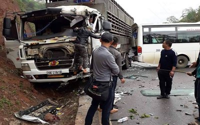 Kinh hoàng xe khách đấu đầu xe tải, nhiều người bị thương nặng