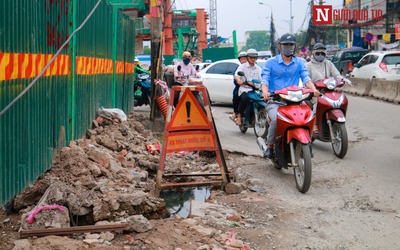 Tuyến đường tràn ngập rác thải gây nguy hiểm cho người tham gia giao thông