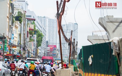 Hà Nội: Giật mình hàng cột điện nghiêng ngả, trơ trụi sắt trên đường Trường Chinh