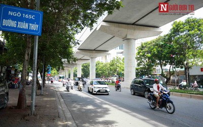 Hà Nội: Taxi ngang nhiên di chuyển trong đường cấm