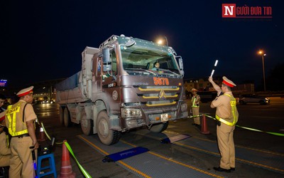 Hà Nội: Xe tải vi phạm tải trọng, tài xế cố thủ trên xe gọi "cứu viện"