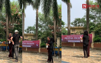[Chùm ảnh] Nhận vé trận Việt Nam - Malaysia chưa ấm tay, thương binh trao ngay cho "cò vé"
