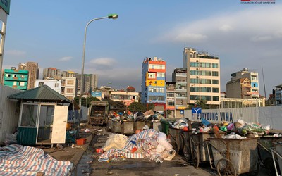 Người dân chặn bãi rác Nam Sơn: Hà Nội tràn ngập rác trên nhiều tuyến phố