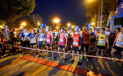 Hà Nội: Hàng ngàn người tham gia giải chạy Marathon tại quận Tây Hồ