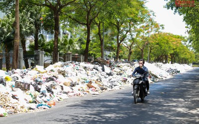 Hà Nội: Hãi hùng đoạn đường gần 500m tràn ngập rác thải