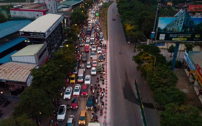 Hình ảnh bất ngờ trên tuyến đường Lê Văn Lương giờ cao điểm