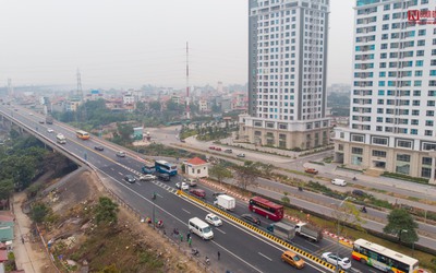 Bất chấp nguy hiểm, ô tô quay đầu ở đầu cầu Thăng Long